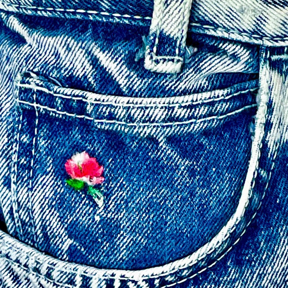 ⭐️HP⭐️VTG▪️FILIPPO-TOTTI▪️Floral Embroidered Distressed Acid Wash Denim Shorts - Picture 5 of 14